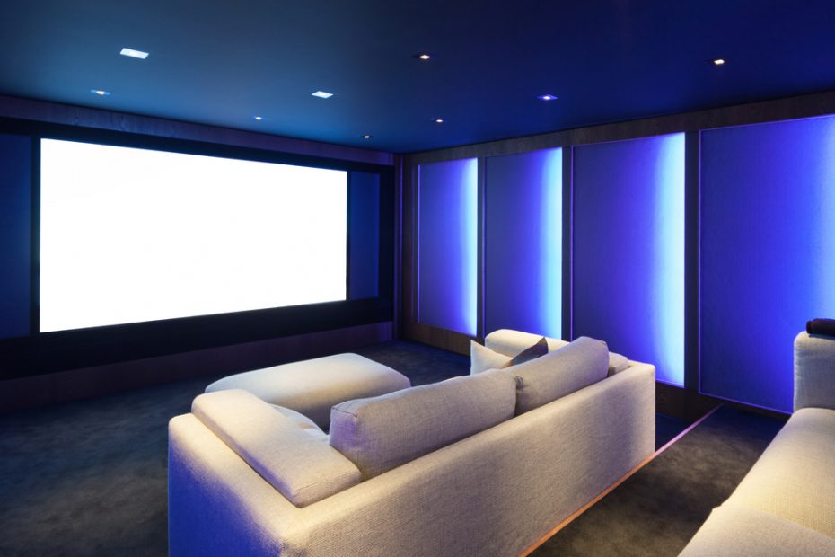 Home,Theater,,Luxury,Interior,,Comfortable,Divan,And,Big,Screen
